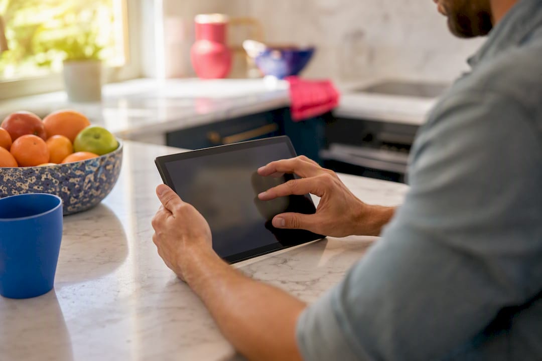 Hands resizing image on tablet device